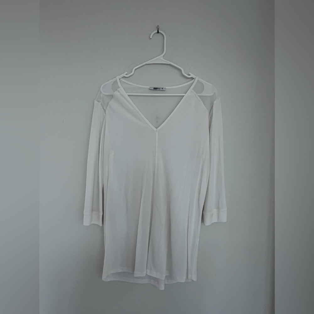 Elegant White V-Neck Women's Top - Picture 3 of 7